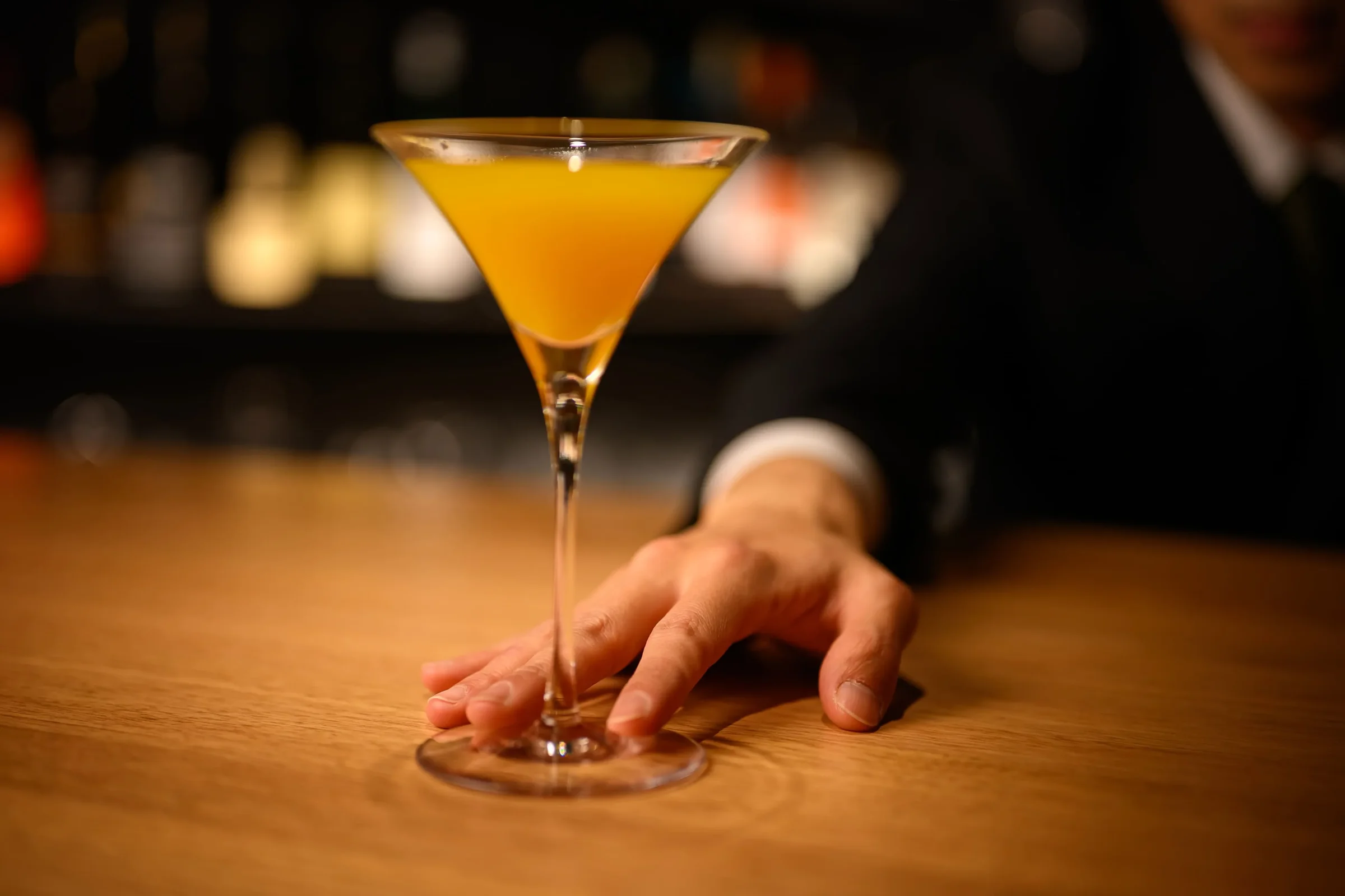 bar POSHのカウンターで提供されるカクテル